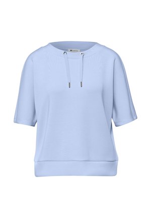 Sweatshirt bleu clair à manches courtes avec un col rond et des cordons attachés avec des embouts métalliques.
