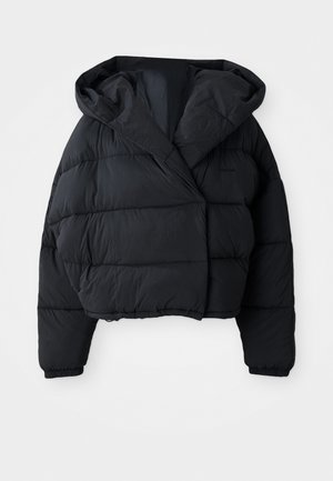 Giubbotto imbottito nero con un design cropped, dotato di cappuccio, texture trapuntata e polsini elasticizzati. Stile minimalista e materiale leggero.