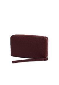 Portafoglio in pelle bordeaux con finitura strutturata, chiusura a zip, forma rettangolare sottile con cinturino da polso. Rifinito con accessori in metallo color argento.