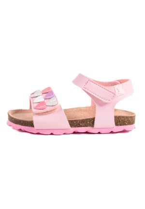 Sandales roses avec une bride en matériau synthétique ornée de cœurs colorés, une semelle intérieure en liège beige et une semelle en caoutchouc rose à bords festonnés.