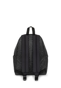 Mochila negra con un patrón de cuadrícula, con dos correas acolchadas para los hombros y un asa en la parte superior, fabricada en un tejido duradero. Cierres de clip dobles en la base.