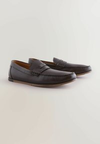 Sorte læder loafers med en fleksibel sål, der har et syet design og en rund tå. Indersiden er beklædt med brunt materiale.
