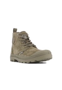 Bottines en daim marron avec semelles en caoutchouc, bout rond, design à lacets et accent logo sur le côté. Présentent une finition texturée.