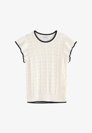 Hvid strikket top med korte ærmer og blomsterblonde, navy kant på krave, ærmespidser og kant.