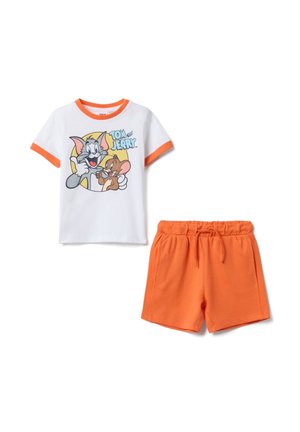 T-shirt en coton blanc avec bordure orange arborant un graphisme cartoon, associé à un short en coton orange avec taille élastique.