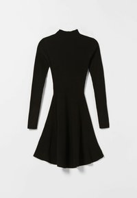 Robe noire côtelée avec un col montant, des manches longues et une jupe évasée. Elle présente un tissu texturé avec un haut ajusté et un bas ample.