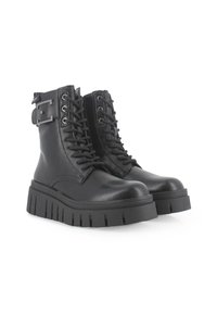 Botas de cuero negro hasta el tobillo con una suela gruesa y acanalada. Presenta cordones en la parte delantera, un detalle de hebilla en el lateral y costuras decorativas.