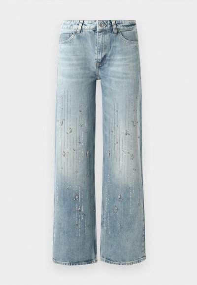 Lichtblauwe wijde spijkerbroek van denim, met een kleurverloop en versieringen van zilverkleurige strassstenen in een verticaal patroon.