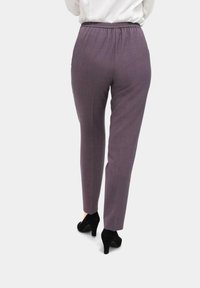 Paarse, geweven stoffen broek met een taps toelopende pijp, elastische tailleband en een zachte textuur, gecombineerd met zwarte, hoge hakken.
