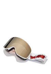 Maschera da sci con un telaio nero lucido e lenti marroni riflettenti. Imbottitura morbida e una fascia regolabile bianca con testo rosso per il comfort.