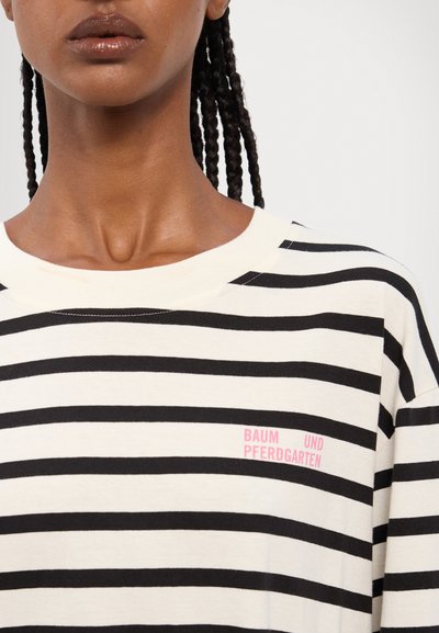 Camisa de algodão de mangas longas com riscas pretas e brancas, com um decote largo e um logo rosa impresso no lado esquerdo do peito.