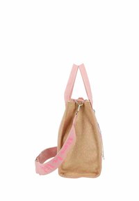 Tan tas met roze stippen, roze schouderriem en een ritssluiting. Ronde vorm met korte handvatten. Kenmerkt een kleurrijk logo-detail.