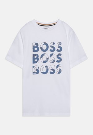 Hvit bomull T-skjorte med gjentatt blå grafisk tekst som leser "BOSS" i varierte skriftstiler og mønstre. Korte ermer og rund hals.