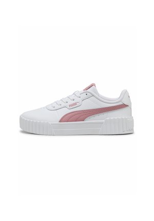 Weißer Sneaker mit niedrigem Schnitt, pinkem Puma-Streifen, vorderer Schnürung und dicker, strukturierter Sohle.