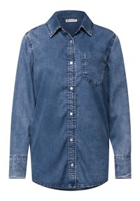 Denimhemd mit langen Ärmeln, heller bis dunkler blauer Farbverlauf, knopfverschluss, spitzem Kragen und einer einzelnen Brusttasche. Weiche Textur.