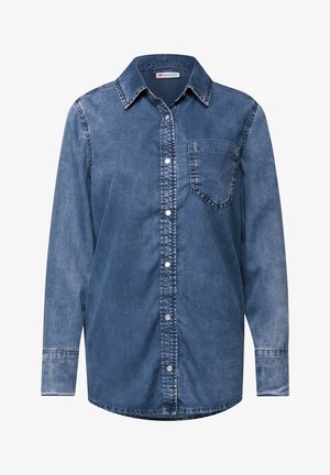 Camisa de denim de manga larga, con un degradado de azul claro a oscuro, cierre de botones, cuello puntiagudo y un bolsillo en el pecho. Textura suave.