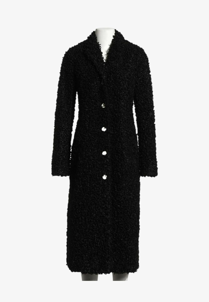 Long manteau en laine noire texturée avec manches longues et cinq boutons devant, présenté sur un mannequin blanc.