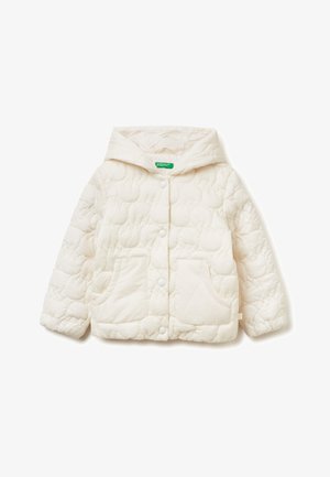 Giacca bianca trapuntata con cappuccio, caratterizzata da motivi testurizzati, bottoni a pressione e due tasche frontali. Materiale morbido e leggero.