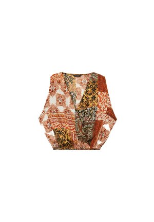 Top corto patchwork in tessuto leggero, con colori arancione, marrone e crema, decorato da intricati motivi floreali e paisley. Design a V.