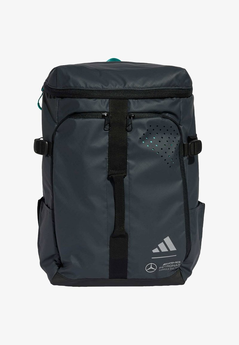 Dunkelgrauer Rucksack mit einem oberen Reißverschluss, verstellbaren Trägern, Vorderfächern, durchbrochenen Details und Logos von Mercedes und Adidas.