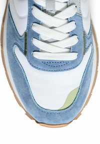 Lichtblauwe sneaker van suede en mesh materialen. Witte veters en stiksels. Ronde neus, met een groene accent bij de zool.
