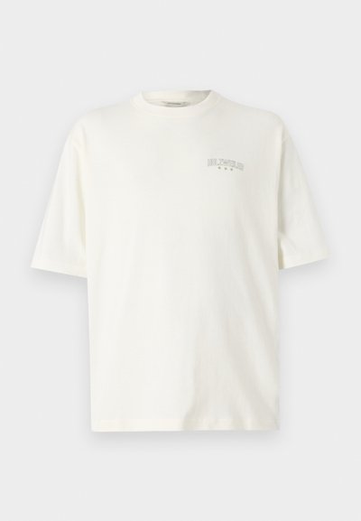 Balta medvilnės marškinėliai su laisvu kirpimu, trumpomis rankovėmis ir apvalia iškirpte. Mažas spausdintas "Holzweiler" logotipas ant krūtinės.