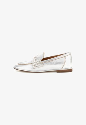 Zilveren leren loafer met gevlochten kwastdetail, lage houten hak en ronde neus, getoond vanaf de buitenkant op een witte achtergrond.