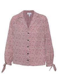 Röd och krämfärgad mönstrad blus med krage, långa ärmar, knappstängning fram och knutna manschetter. Tyget har en lätt och mjuk textur.