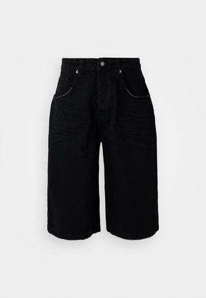 Pantalones cortos de mezclilla negra con un diseño de pierna recta, cinco bolsillos, cierre de botón metálico y una textura sutil. El dobladillo tiene un corte limpio.