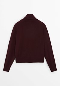 Dunkelburgunderfarbener, langärmeliger Rollkragenpullover flach ausgelegt, von hinten auf einem schlichten weißen Hintergrund gezeigt.