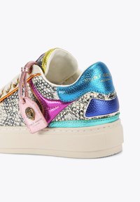 Sneaker multicolori con tomaia in bianco e nero a motivo testurizzato, accentuata da dettagli metallici blu, rosa e viola, e suola in gomma.