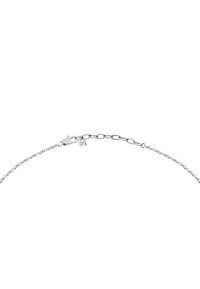 Bracciale in argento con anelli intrecciati e chiusura a moschettone. Presenta un piccolo tag con il logo del marchio vicino alla chiusura per i dettagli.
