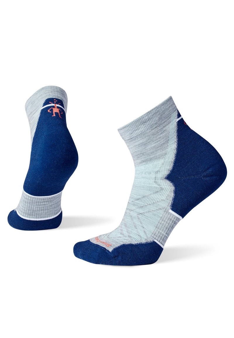 Blaue und graue Knöchelsocken mit einem strukturierten Design, verstärkter Fußspitze und einem orangefarbenen Logo im Knöchelbereich.