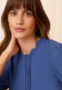 Love & Roses SCALLOP PINTUCK FLUTE SLEEVE  - REGULAR FIT - Camicetta - blue