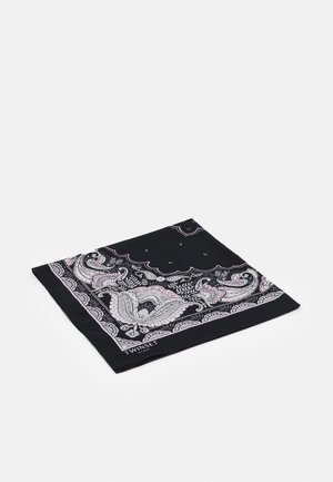 Foulard carré noir avec des motifs cachemire détaillés roses et blancs et texte « Twinset Milano » dans un coin, posé à plat sur fond blanc.