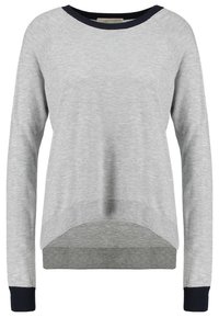 Suéter gris claro con mangas largas raglán, escote y puños azul marino, tejido texturizado y diseño con dobladillo curvado.