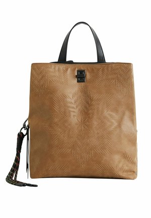 Braune Ledertasche mit eingeprägtem Sternenmuster, schwarzem Griff, Metallverschluss und buntem geflochtenem Handgelenkriemen, der an der Seite befestigt ist.