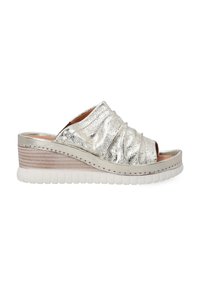 Metalen zilveren wig-sandalen met een textuurafwerking, open teen en geplooide bovenkant. Voorzien van een witte gevoerde zool.