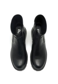 Schwarze Knöchelstiefel aus glattem Leder mit einer runden Zehenpartie und elastischen Seiteneinsätzen. Die Sohle ist strukturiert für besseren Halt.