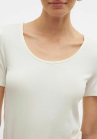 Witte geribbelde T-shirt met een ronde hals en korte mouwen, gemaakt van zachte katoen, met een subtiele textuur en een slim fit.