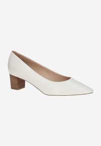 Pompe blanche en cuir avec un bout pointu et un talon en bois empilé. Texture lisse avec un design minimaliste. Détails intérieurs subtils.