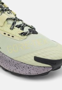 Nike Performance PEGASUS TRAIL 3 GTX - Sapatilhas de trail running - olive aura/citron tint/black/amethyst ash