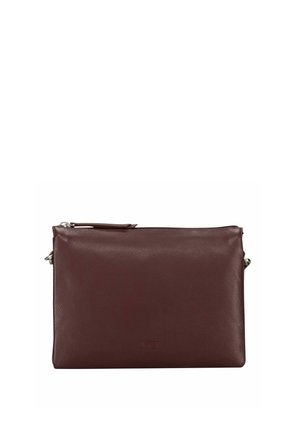 Pochette rettangolare in pelle marrone scuro con chiusura a zip e piccolo logo goffrato al centro davanti.