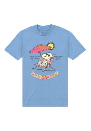 Snoopy draagt een zonnebril en ligt te ontspannen op een roze strandstoel onder een rode parasol met zon en oceaangolven, tekst "HET GOEDE LEVEN."