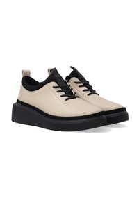 Beige synthetische Lederschuhe mit schwarzen Akzenten, runder Zehenform, Schnürdesign, einer robusten Plateausohle und einer strukturierten schwarzen Außensohle.