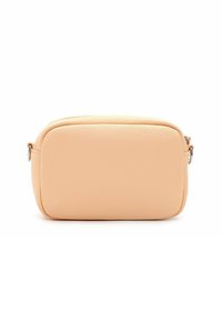 Borsa in pelle color pesco con forma rettangolare, superficie testurizzata, due chiusure con zip e dettagli in metallo argentato.