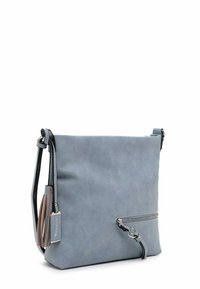 Borsa a tracolla in pelle grigia con una superficie liscia, dotata di una tasca con zip frontale e un charm decorativo a nappina sulla tracolla.