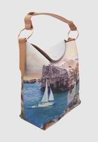 Borsa a tracolla con superficie testurizzata, caratterizzata da una stampa fotografica di scogliere e velieri. Tracolla in pelle beige e dettagli in metallo dorato.