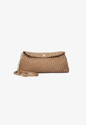 Geweven bruine leren clutch met een omslagflap, gouden hardware en een afneembare kettingriem. Gladde textuur met ingewikkelde weefdetails.