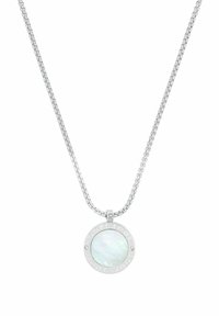 Collana in argento con un pendente rotondo che presenta una pietra iridescente bianca, bordo inciso e due piccole pietre decorative.